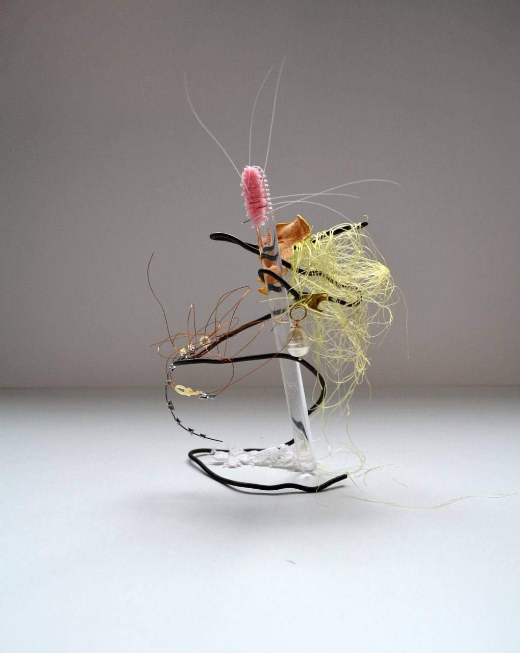 Натюрморт с розовой зубной щёткой