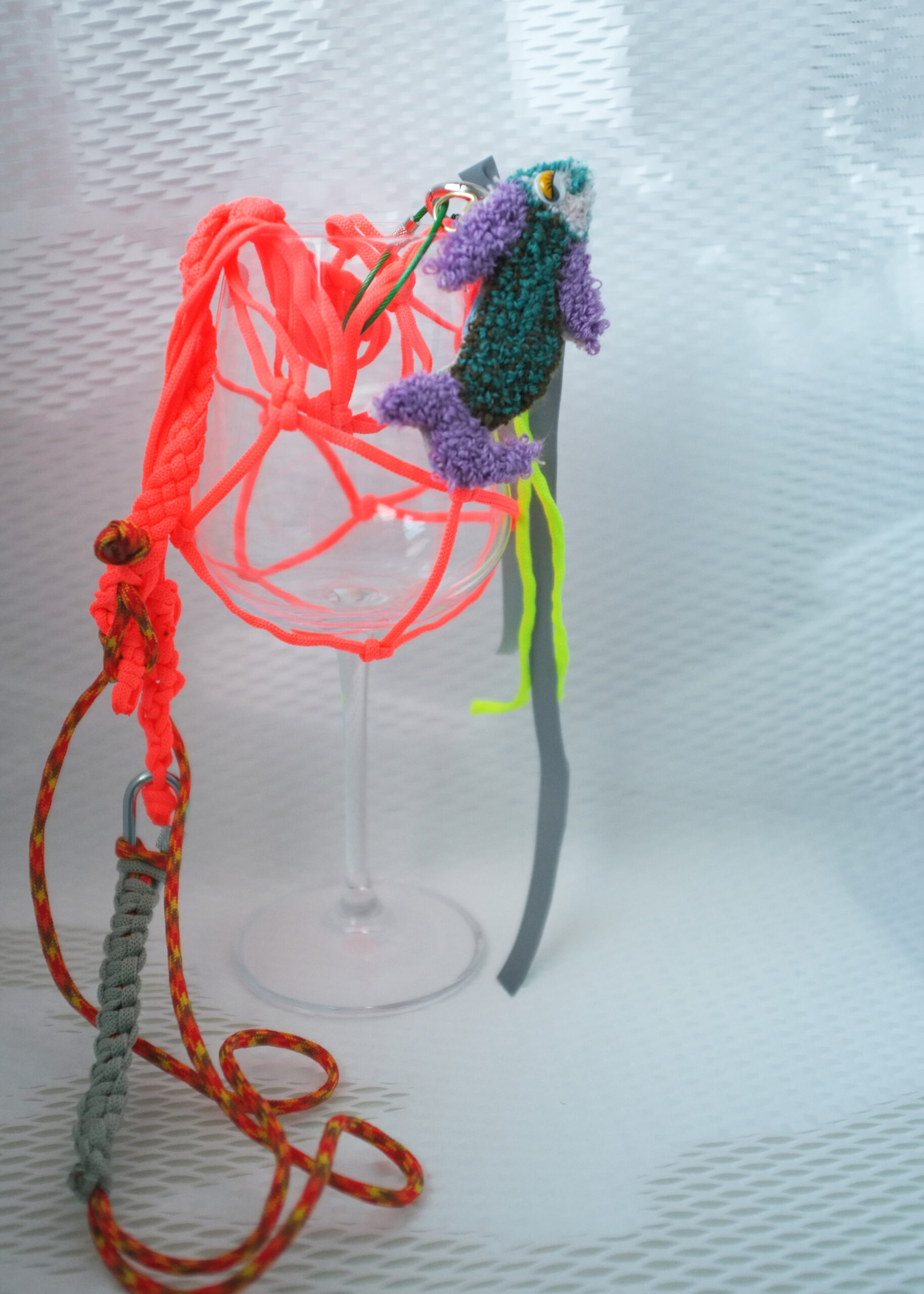 В мой стакан с вином, Ласточки, не роняйте Комочки земли