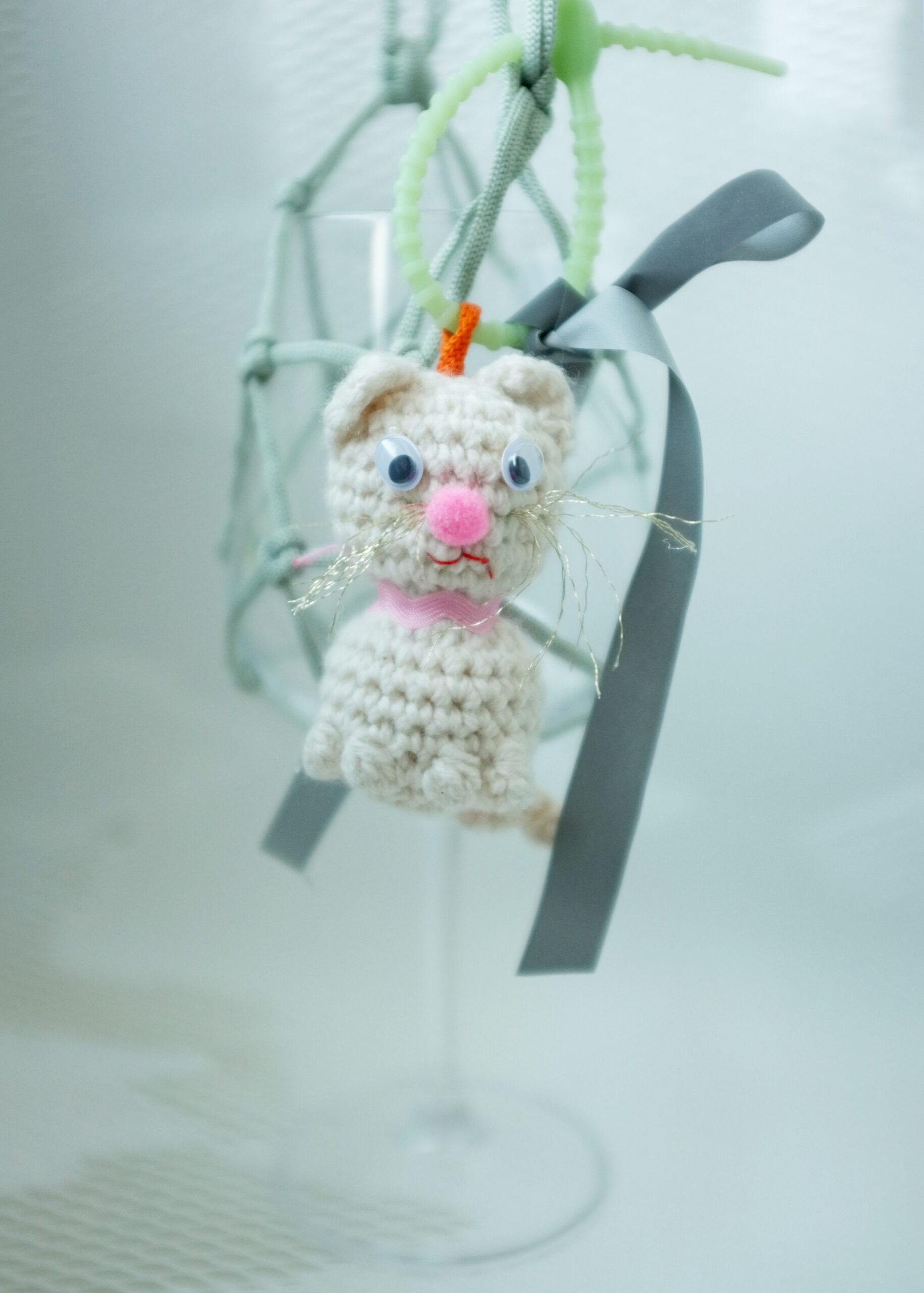 В мой стакан с вином, Ласточки, не роняйте Комочки земли