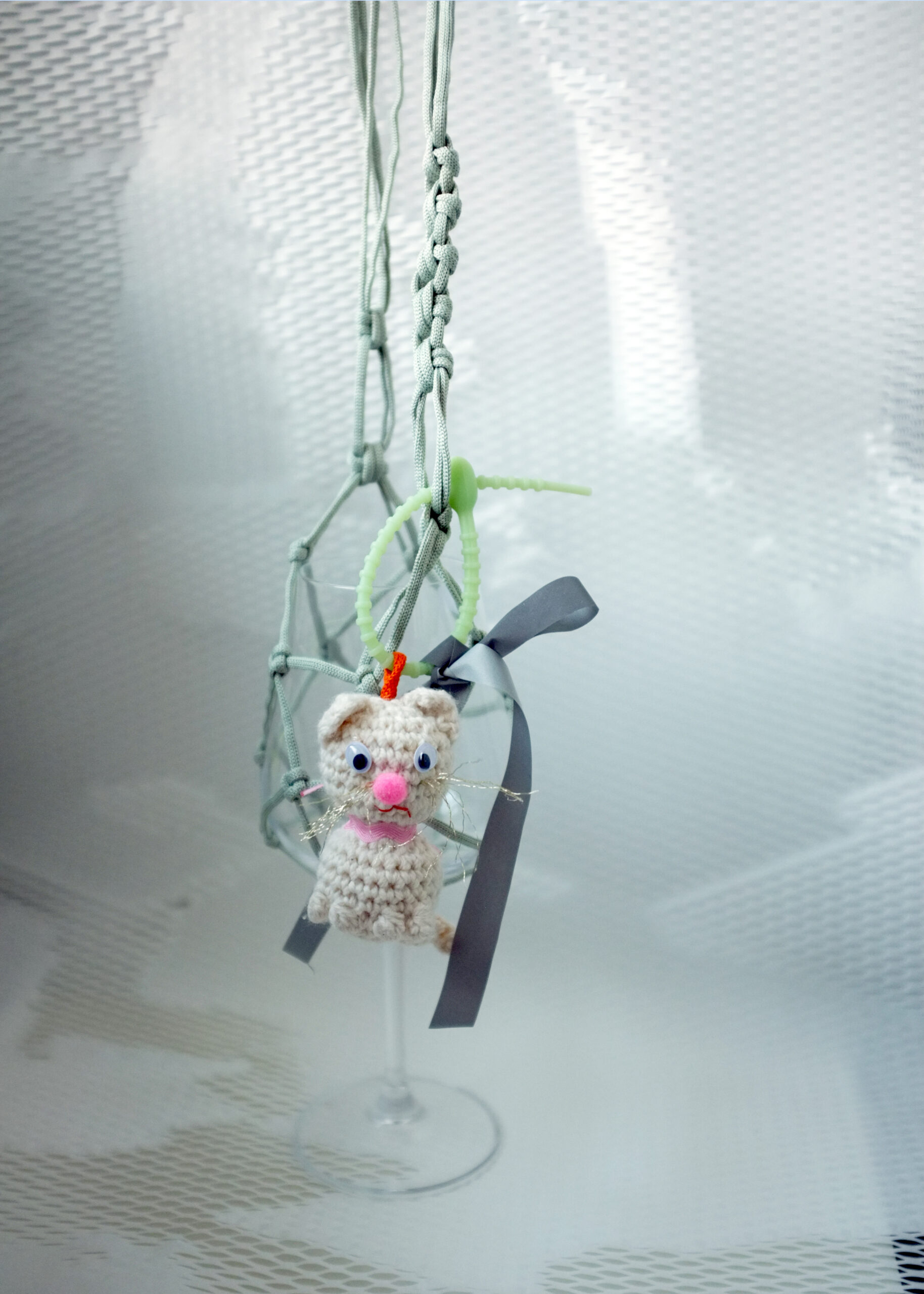 В мой стакан с вином, Ласточки, не роняйте Комочки земли