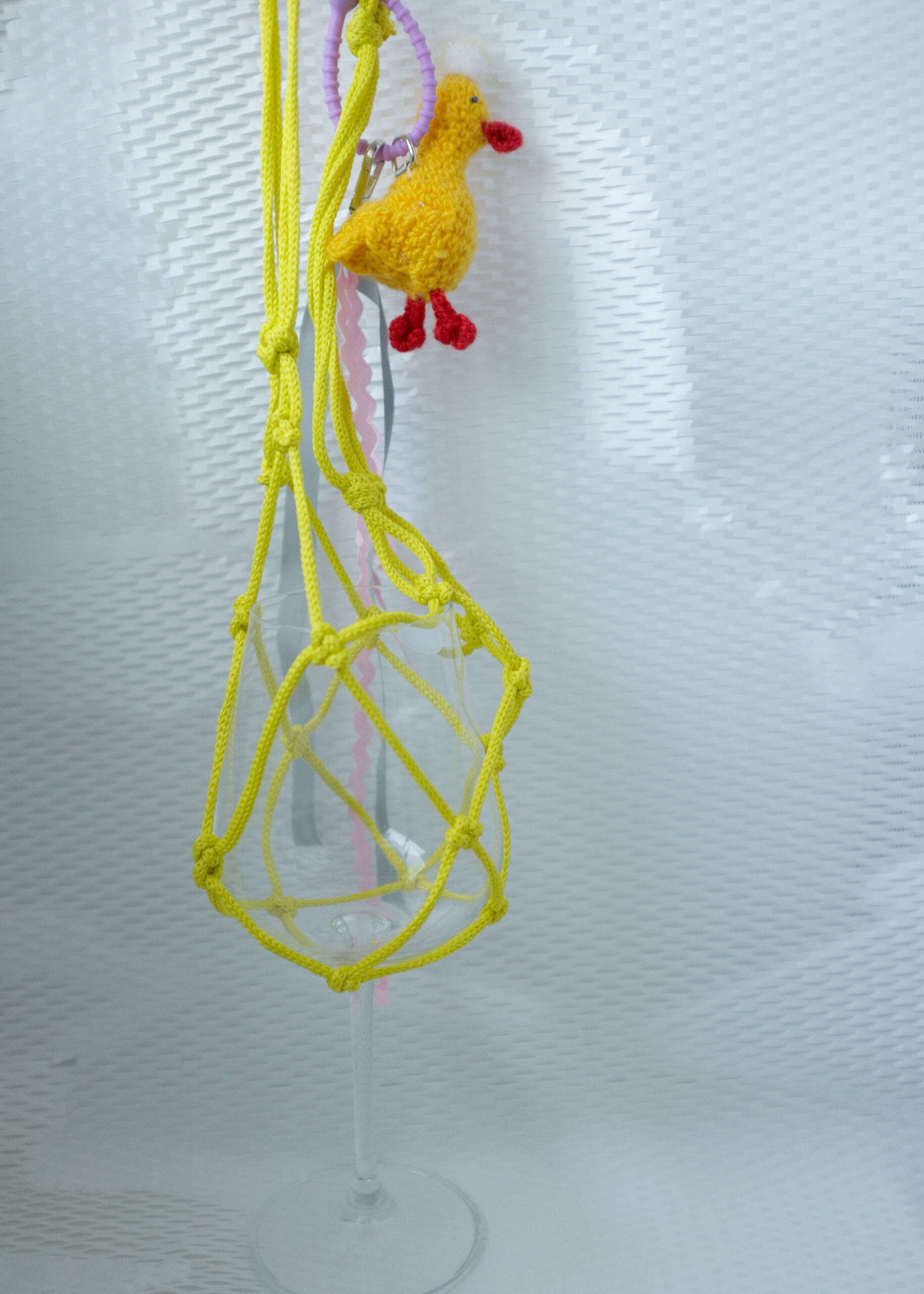 В мой стакан с вином, Ласточки, не роняйте Комочки земли