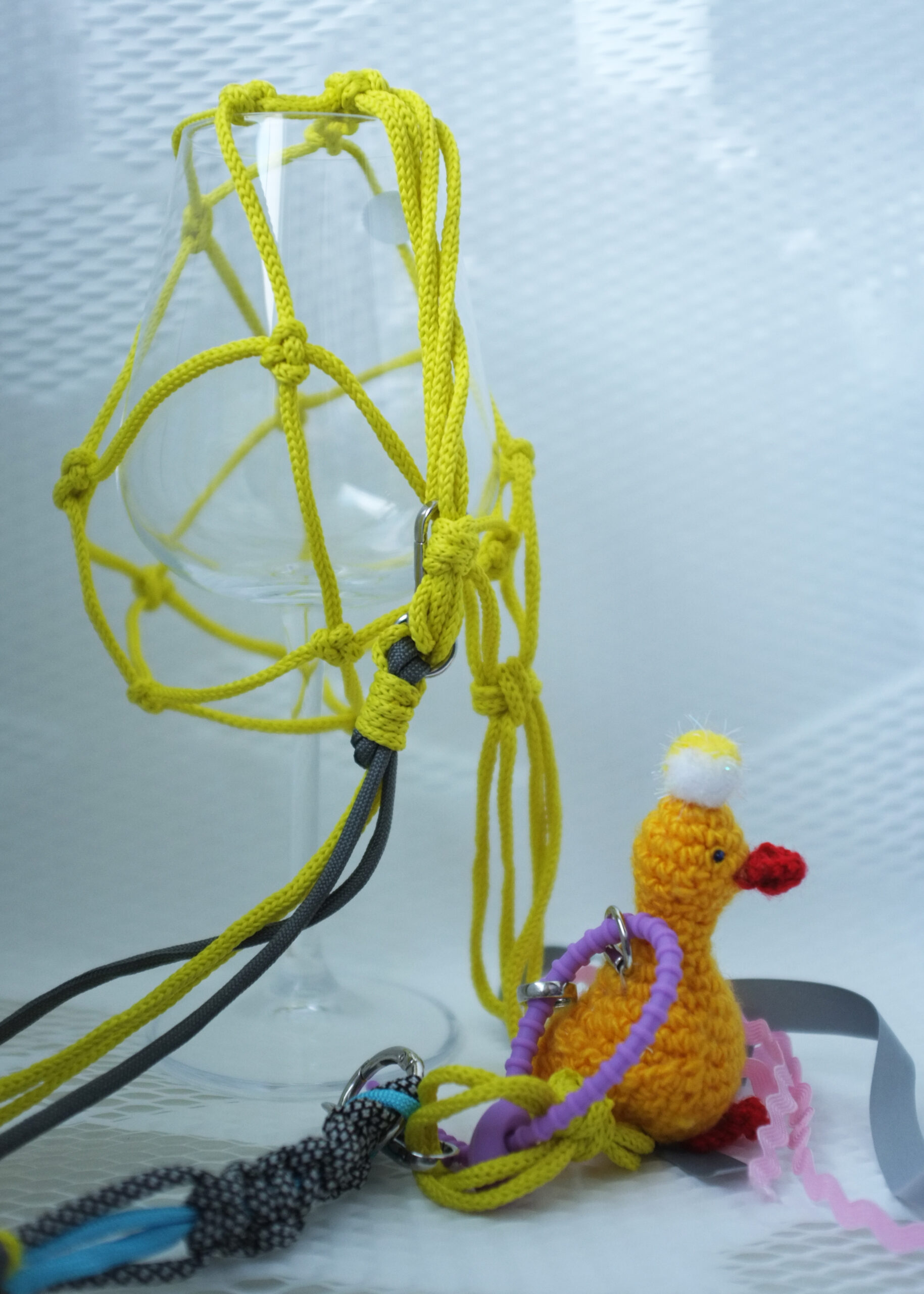 В мой стакан с вином, Ласточки, не роняйте Комочки земли