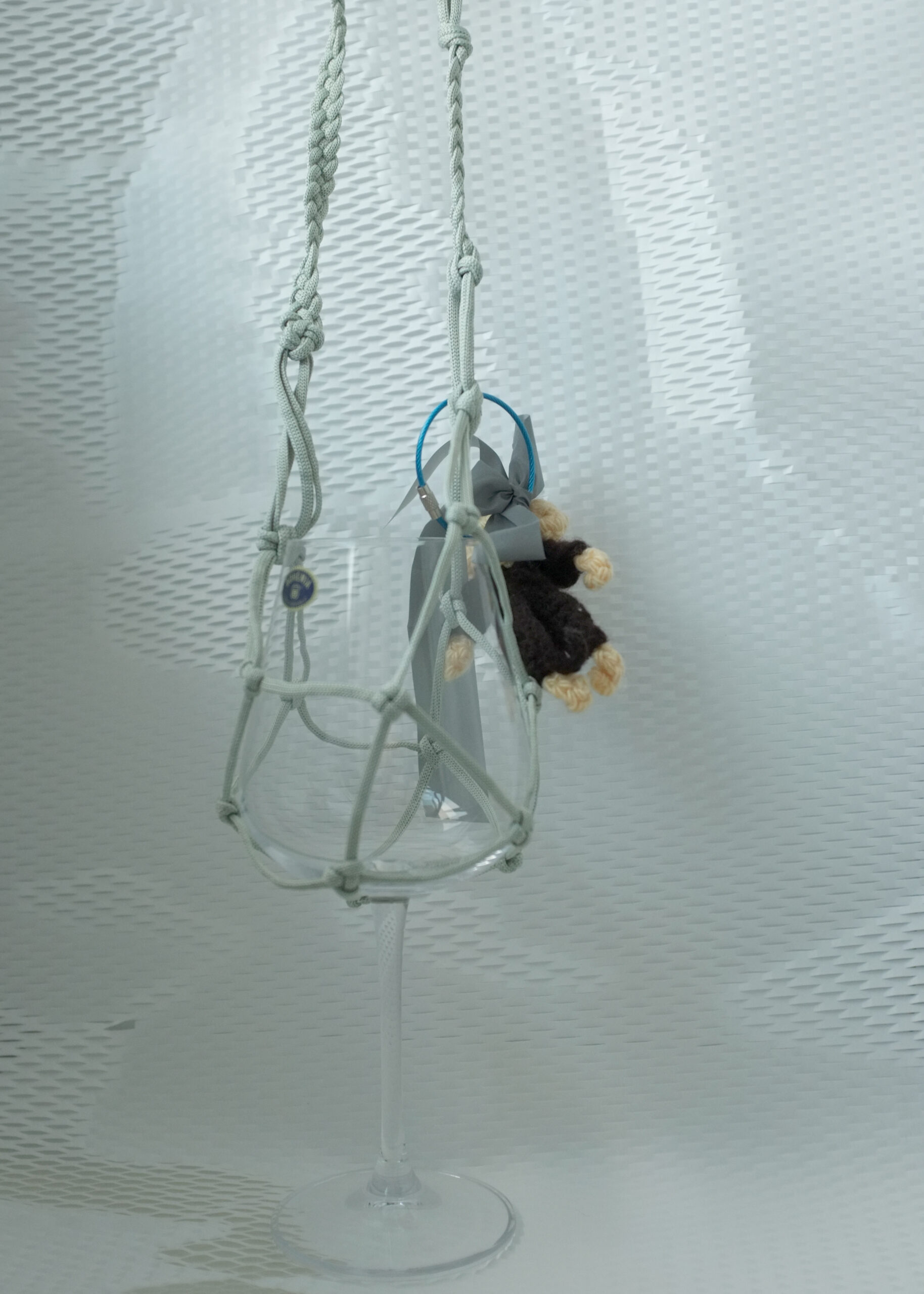 В мой стакан с вином, Ласточки, не роняйте Комочки земли