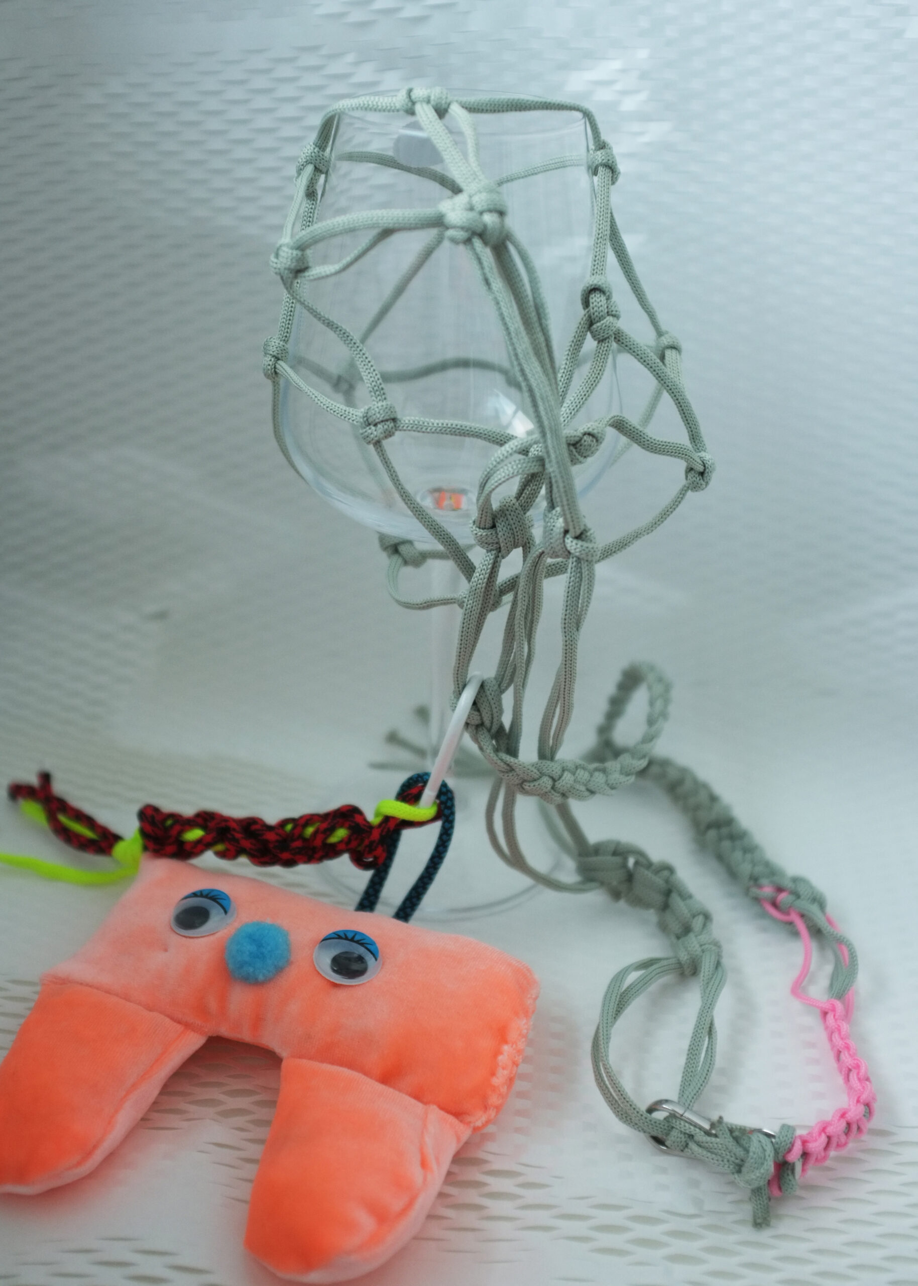 В мой стакан с вином, Ласточки, не роняйте Комочки земли