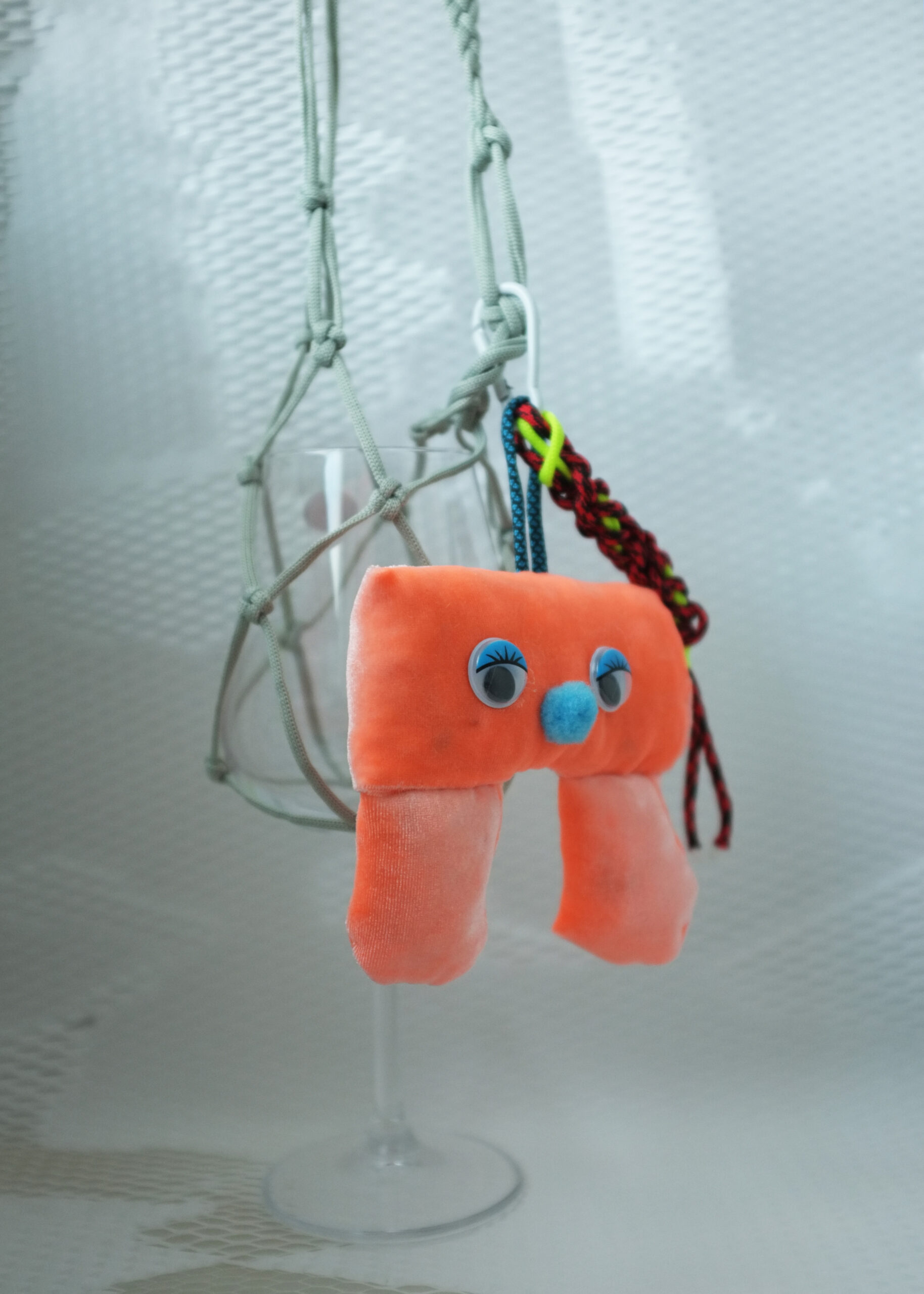 В мой стакан с вином, Ласточки, не роняйте Комочки земли