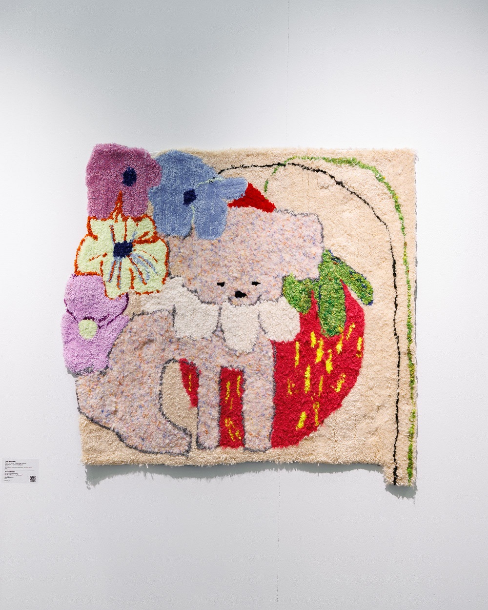 Пушистик в цветах клубники